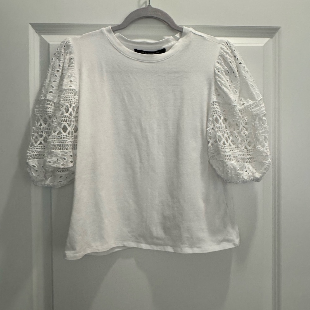 White tshirt w Lace Sleeves